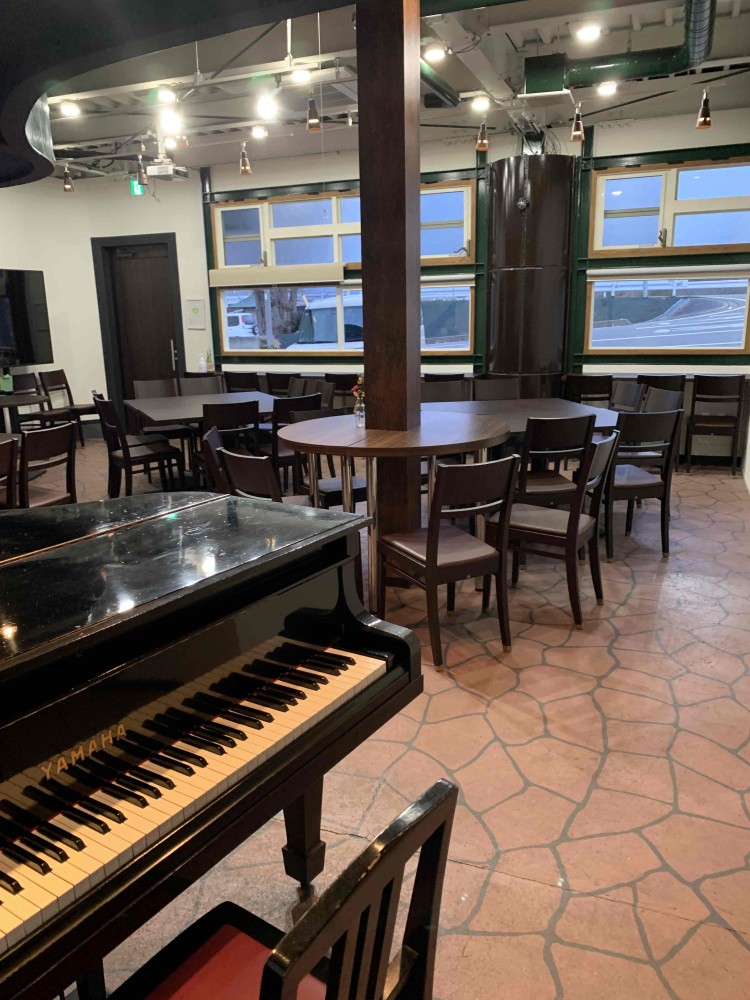 和歌山県 有田・御坊・日高のコテージ｜ピアノハウス音の和の写真：多目的スペース（グランドピアノ設置）