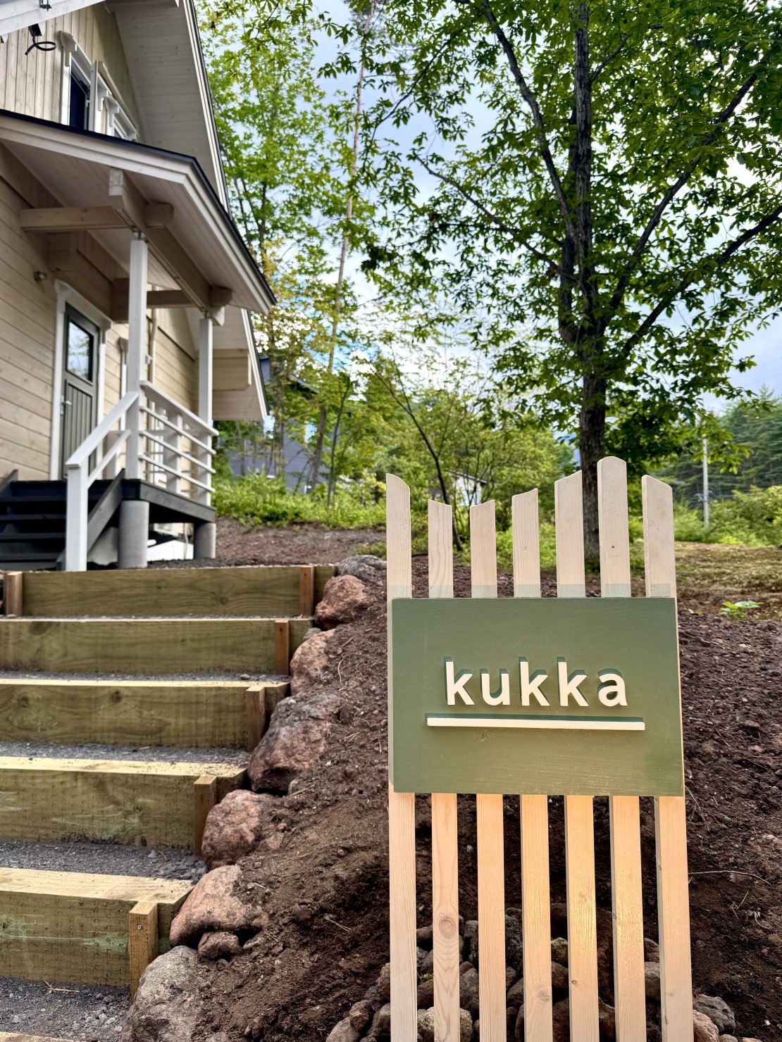 Second House kukka (クッカ）｜群馬県・北軽井沢・嬬恋・万座｜230labさんに作っていただいた看板が、ゲストの方をお出迎え致します。夜はライトアップ！