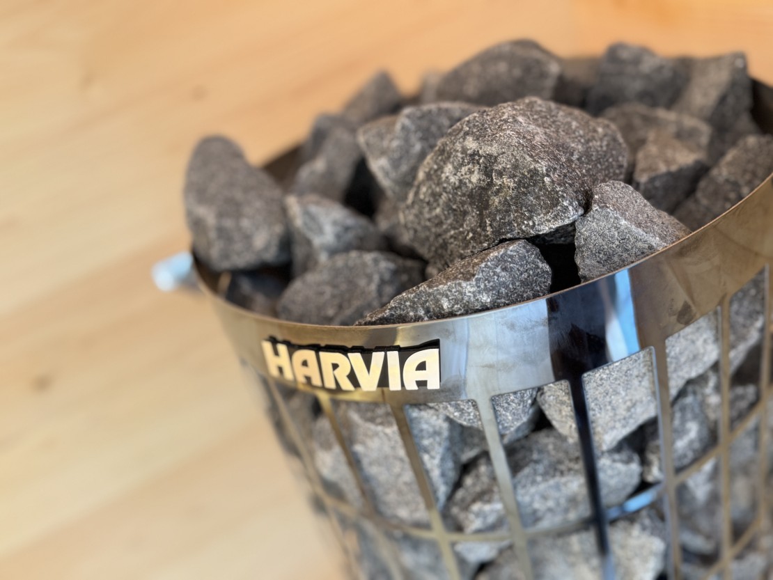 Second House kukka (クッカ）｜群馬県・北軽井沢・嬬恋・万座｜フィンランド製HARVIAのサウナストーブ。低温高湿のロウリュは、乾式のサウナと比べて体への負担が少なく、女性の方にもおすすめです。