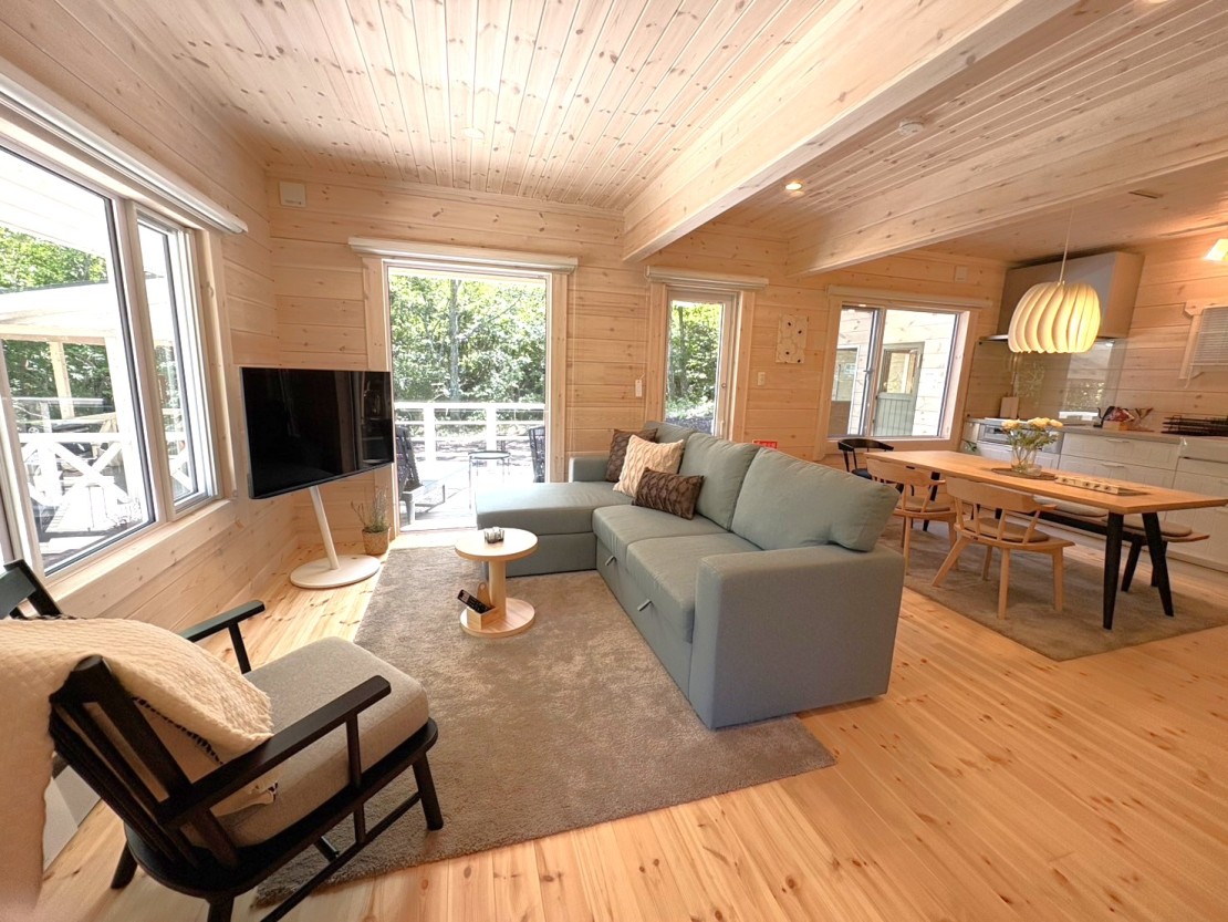 Second House kukka (クッカ）｜群馬県・北軽井沢・嬬恋・万座｜大きな窓に囲まれたリビングルームでは、時のさえずりを聞きながら、いつもと違った団欒をお楽しみください。