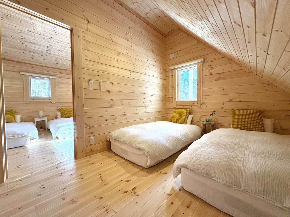 Second House kukka (クッカ）｜群馬県・北軽井沢・嬬恋・万座｜プライベート寝室は、３名様までご利用いただけます。屋根裏部屋のような遊びごごろをお楽しみください。