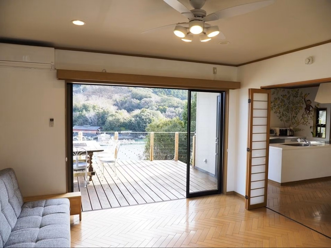 Ise Shima Terrace｜三重県・志摩｜テラス、リビング、キッチン、ダイニングがバリアフリーでつながり、快適に過ごせます。