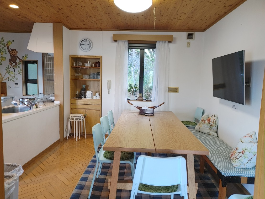 Ise Shima Terrace｜三重県・志摩｜食事と団らんを楽しめるテレビ付きダイニングエリア