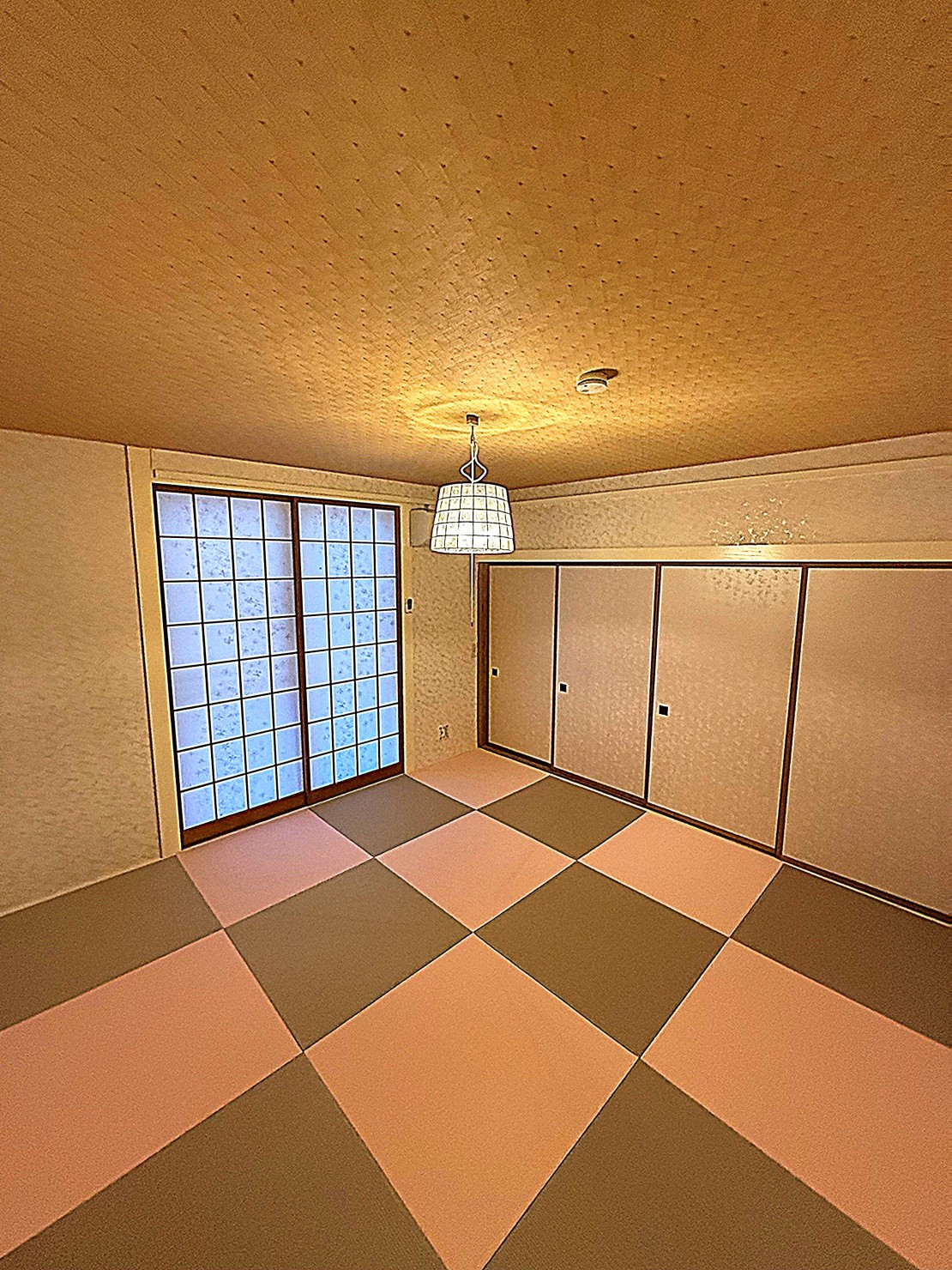 那須の貸別荘　コテージさくら｜栃木県・那須・板室｜桜をイメージしたモダンな和室。襖を解放すれば約30畳の広々リビング空間が生まれます。