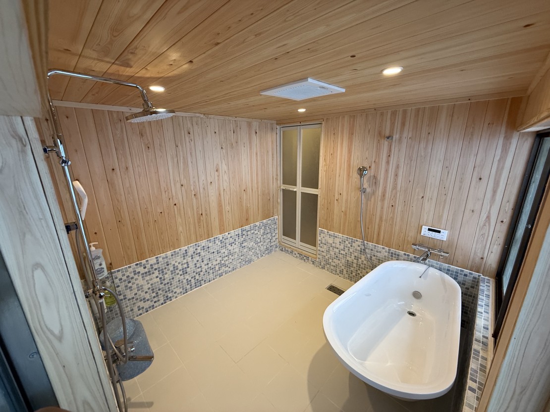 那須の貸別荘　コテージさくら｜栃木県・那須・板室｜4畳の広々浴室は置き型浴槽とオーバーヘッドシャワー完備で檜の香りに包まれて贅沢なバスタイムが楽しめます