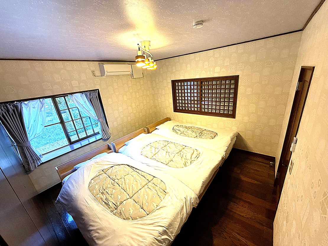 那須の貸別荘　コテージさくら｜栃木県・那須・板室｜2F　壁・天井は蓄光クロスで星降る空間の寝室A