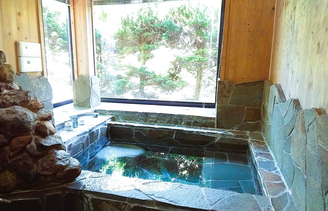 那須の貸別荘　コテージ7（ナナ）　V棟｜栃木県・那須・板室｜肩まで浸かれる大きな石風呂で♨旅館気分を満喫いただけます