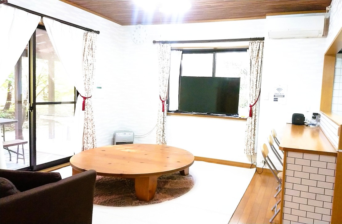 那須の貸別荘　コテージ7（ナナ）　V棟｜栃木県・那須・板室｜パイン無垢材のアクタスF1テーブルを設置