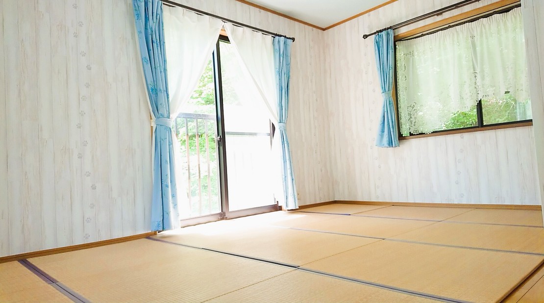 那須の貸別荘　コテージ7（ナナ）　V棟｜栃木県・那須・板室｜2F　8畳寝室（冷房専用エアコン付）