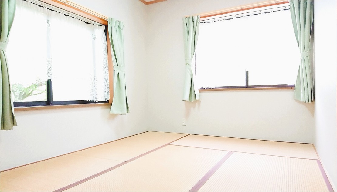 那須の貸別荘　コテージ7（ナナ）　V棟｜栃木県・那須・板室｜2F　6畳寝室（冷房専用エアコン付・冬季石油ストーブ付）