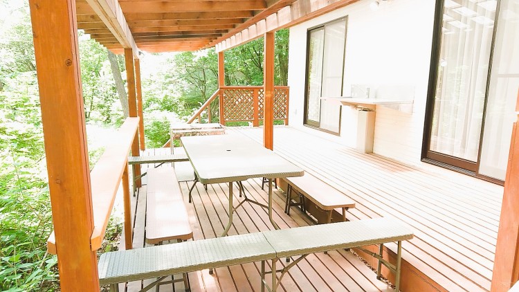 栃木県 那須・板室のコテージ｜那須の貸別荘　コテージ7（ナナ）　V2棟の写真：広々屋根付きデッキ