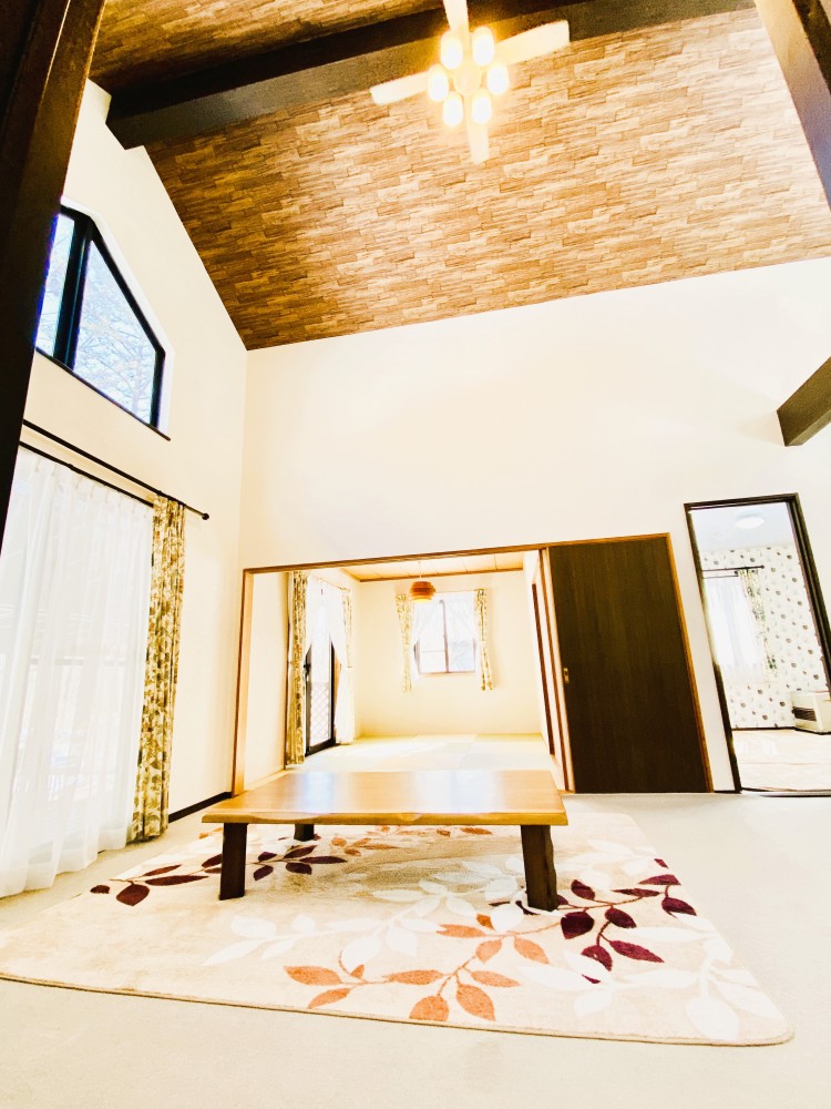 栃木県 那須・板室のコテージ｜那須の貸別荘　コテージ7（ナナ）　V2棟の写真：吹き抜けリビング