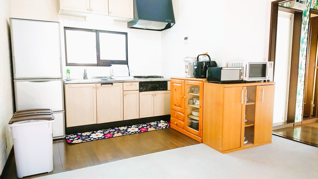 那須の貸別荘　コテージ7（ナナ）　V2棟｜栃木県・那須・板室｜基本的な調理器具一式を備えたキッチン