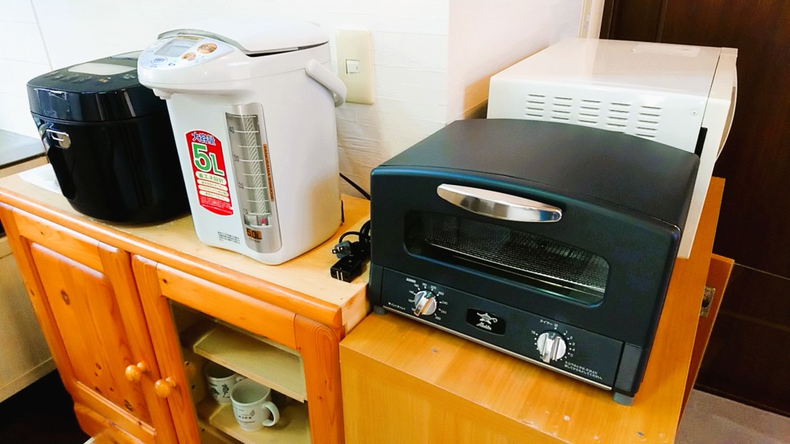 那須の貸別荘　コテージ7（ナナ）　V2棟｜栃木県・那須・板室｜10合炊き炊飯器・電気ポッド・アラジントースター・電子レンジ