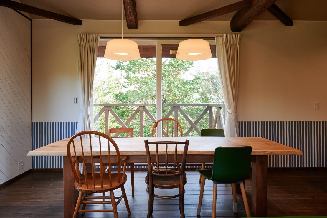 家族コテージ ノトイエ ６号棟セジュール｜石川県・輪島・能登｜大きな窓もあり、リビングにいながら、森林浴気分です！