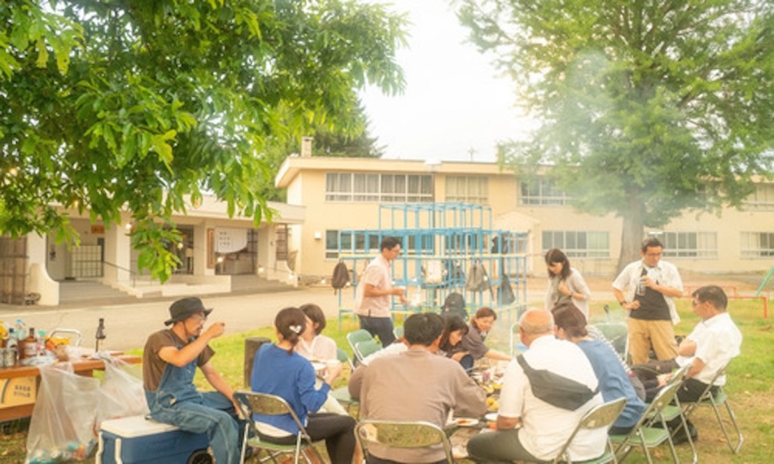 米沢みさわ小学校｜とここと｜山形県・米沢・置賜｜校庭でワイワイBBQ