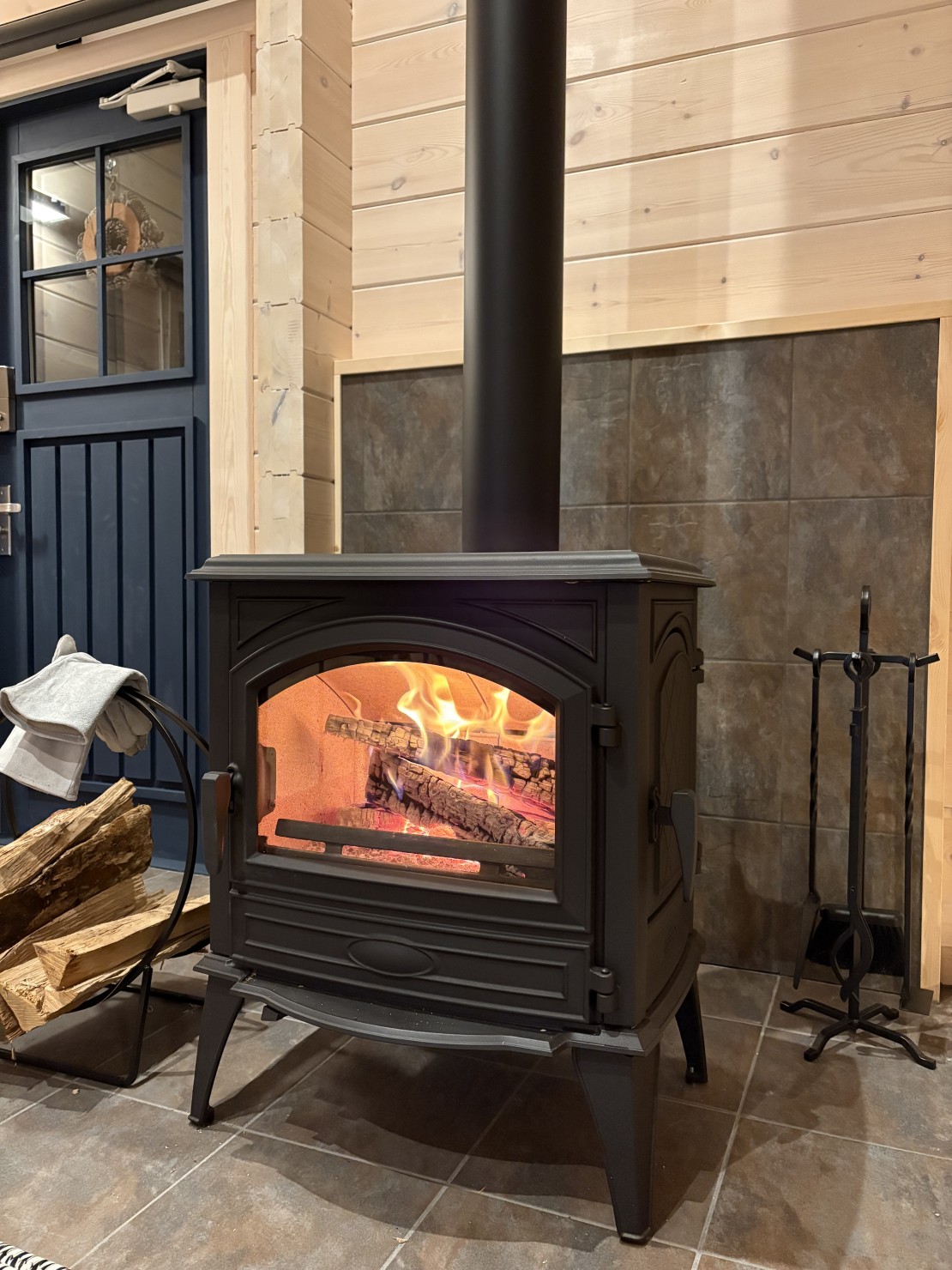 Second House LUONTO｜群馬県・北軽井沢・嬬恋・万座｜ベルギー製ドブレの薪ストーブで、芯まで温まります。