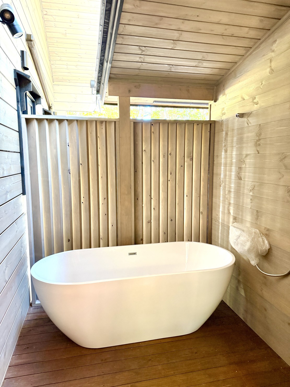 Second House LUONTO｜群馬県・北軽井沢・嬬恋・万座｜ロウリュの後は、森の中の水風呂へ！温度もお好みで調節していただけます。露天風呂としてもご利用可能です。