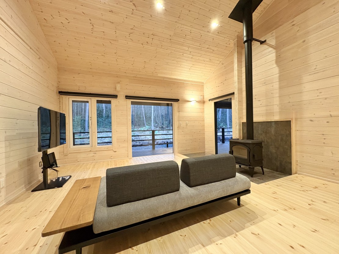 Second House LUONTO｜群馬県・北軽井沢・嬬恋・万座｜フィックスの大きな窓があるリビングルーム。木の香りが心地よい空間です。