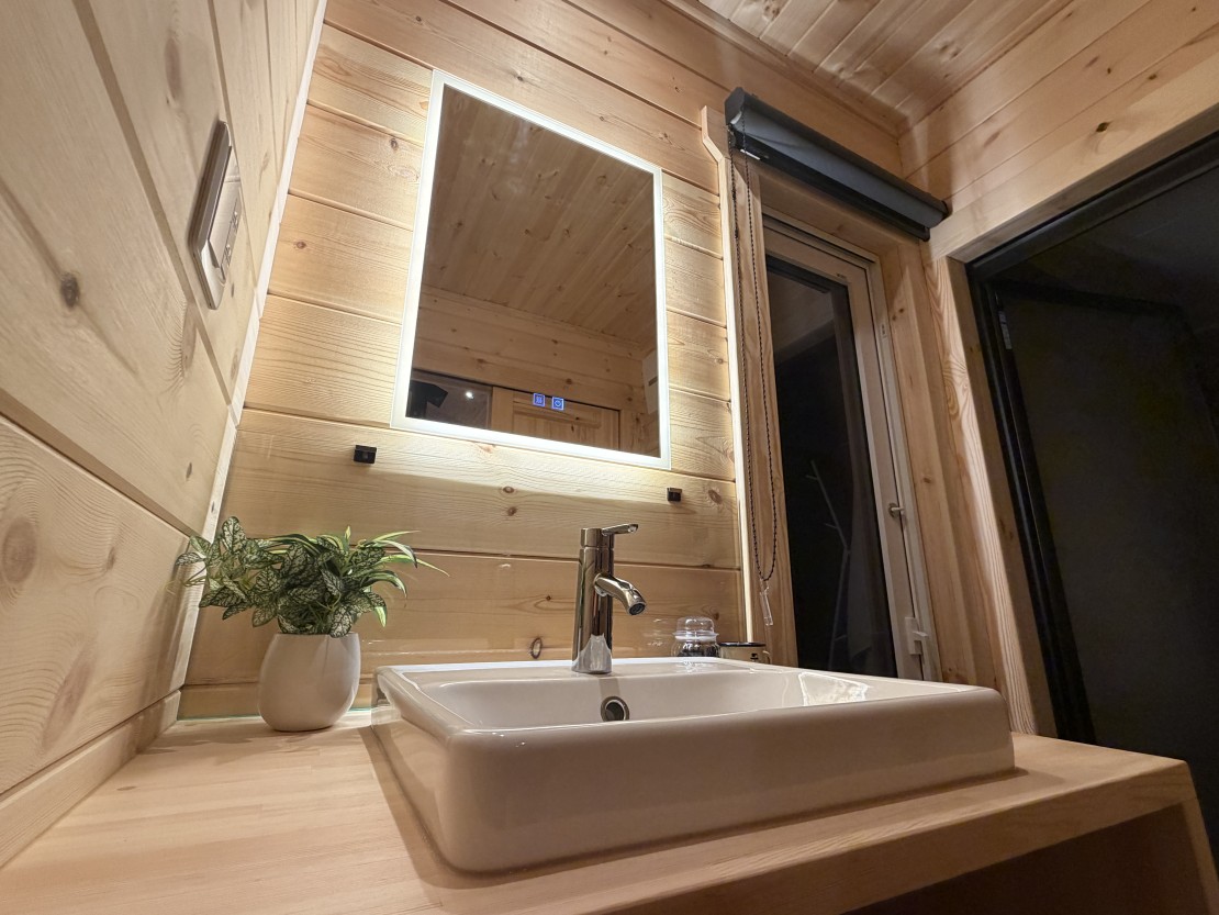 Second House LUONTO｜群馬県・北軽井沢・嬬恋・万座｜サウナ直結の洗面所。明るく清潔感のある空間となっております。