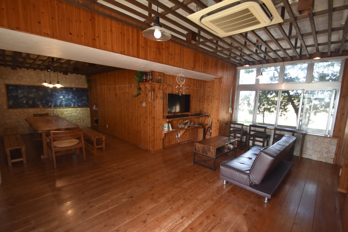 貸し別荘ゆいゆい｜沖縄県・離島｜お子様も走り回れる広さのリビング