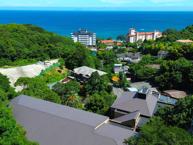 静岡県 東伊豆のコテージ｜大型貸別荘　サンライズガーデンの写真：今井浜の海を臨む好ロケーション