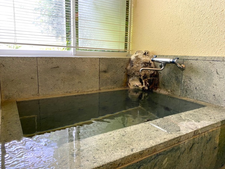 静岡県 伊豆高原のコテージ｜ESPERANCÈ 伊豆の写真：伊豆石造りの温泉浴槽