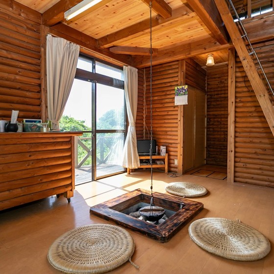 兵庫県 淡路島の貸別荘・コテージ｜ログハウス遊泊・淡路島：囲炉裏