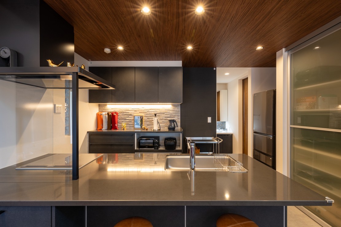 Private Villa AZUL｜千葉県・館山・南房総｜オープンキッチンは調理に必要なものが揃っています。
調理器具や食器は用意しておりますが、調味料類は普段お使いのものをお持ちください。（保健所指導による）