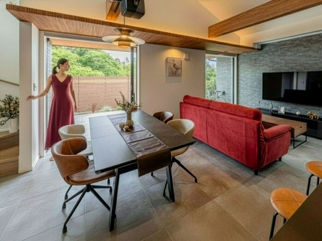 Private Villa AZUL｜千葉県・館山・南房総｜高い天井と開放的な空間の、テラスと一体となったLDK。勾配天井に沿って緩やかに中2階、2階につながります。