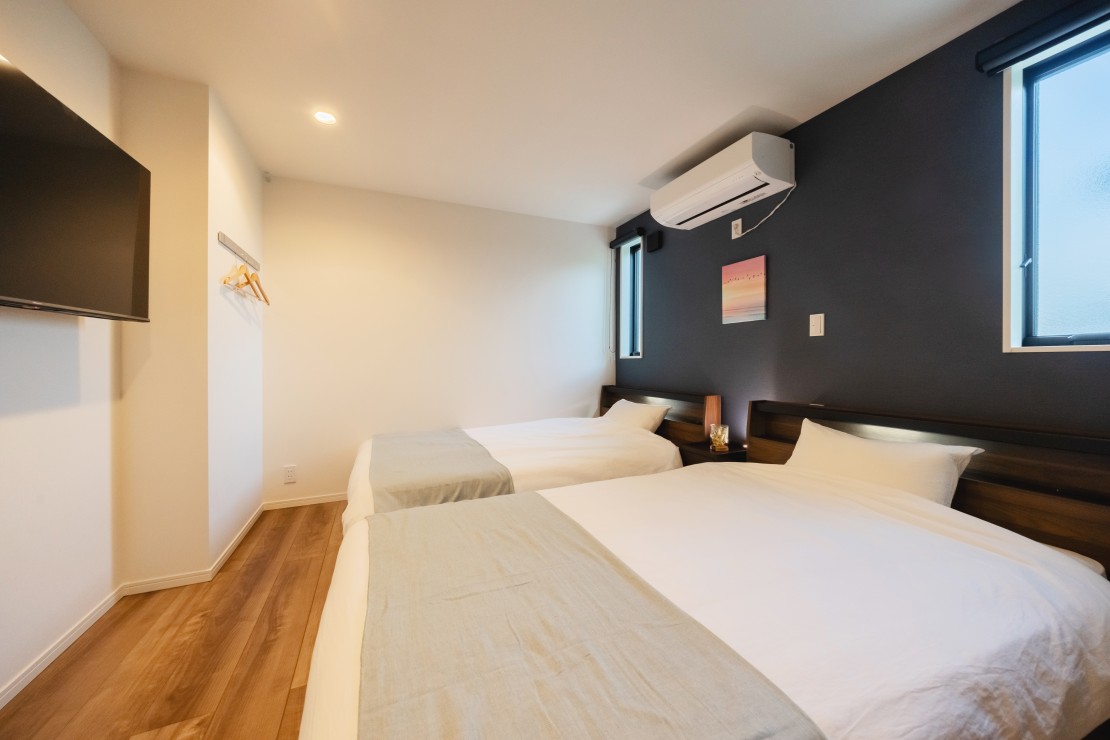 Private Villa AZUL｜千葉県・館山・南房総｜1Fの寝室はゆったりと休めるセミダブルベッドが2台。55インチの4K TVではNetflix/Prime Videoも楽しめます。