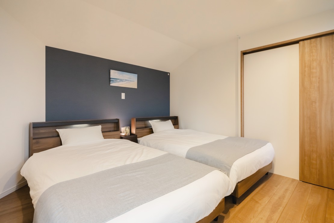 Private Villa AZUL｜千葉県・館山・南房総｜2Fの寝室はゆったりと休めるセミダブルベッドが2台。
55インチの4K TVではNetflix/Prime Videoも楽しめます。
※2F寝室はペットの立入不可。
