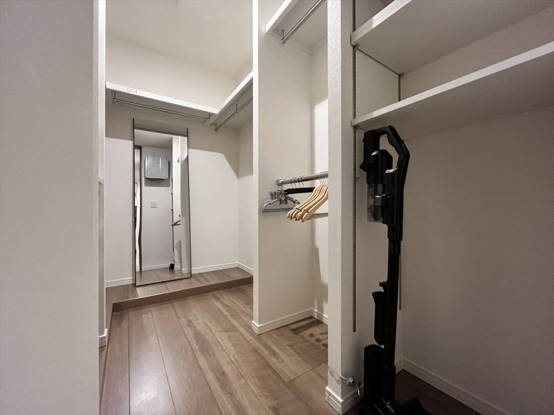 Private Villa AZUL｜千葉県・館山・南房総｜大型のファミリークローゼット。
全員分の荷物をすべてこちらに格納できますので、リビングや寝室をゆったり使えます。