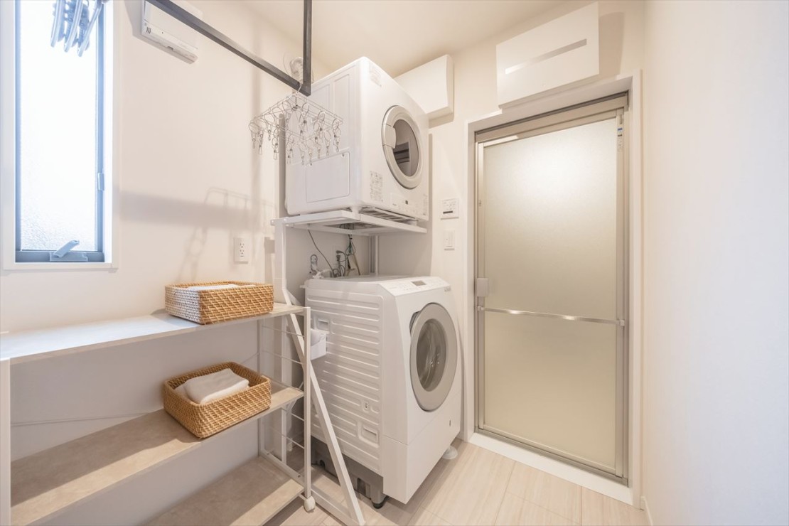 Private Villa AZUL｜千葉県・館山・南房総｜脱衣所には大型のドラム式洗濯機に加え、ガス乾燥機も完備。
ご自由にお使いいただけますので、少ない荷物でご滞在いただけます。ガスなのでカラっとした仕上がり。