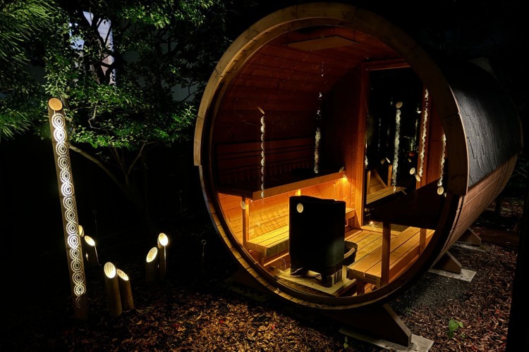 神奈川県 湘南・鎌倉のコテージ｜AKAMA鎌倉の写真：プライベートバレルサウナ「VAGUE（ヴァーグ）」