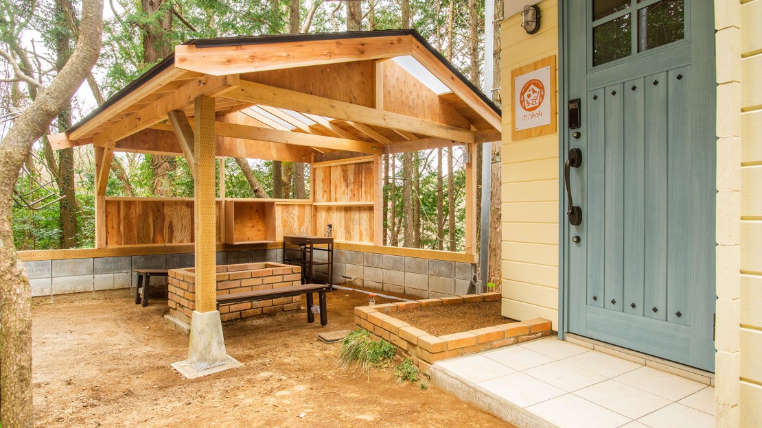 静岡県 熱海のコテージ｜森のコテージViViの写真：お庭BBQハウス付の貸別荘