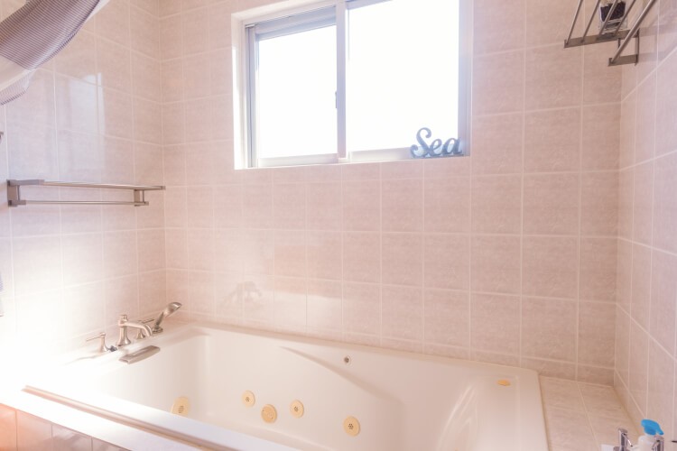 コテージ  ラナカイハウス沖縄｜沖縄県・本部・名護・国頭｜バスタブにもゆっくりと浸かれる