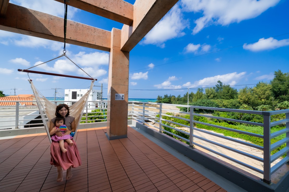 コテージ  ラナカイハウス沖縄｜沖縄県・本部・名護・国頭｜ウッドデッキで海を眺めながらハンモックに揺られるのは最高！