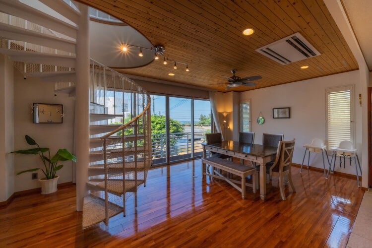 コテージ  ラナカイハウス沖縄｜沖縄県・本部・名護・国頭｜ダイニングもオーシャンビュー！
おしゃれな螺旋階段も非日常感を味わえます