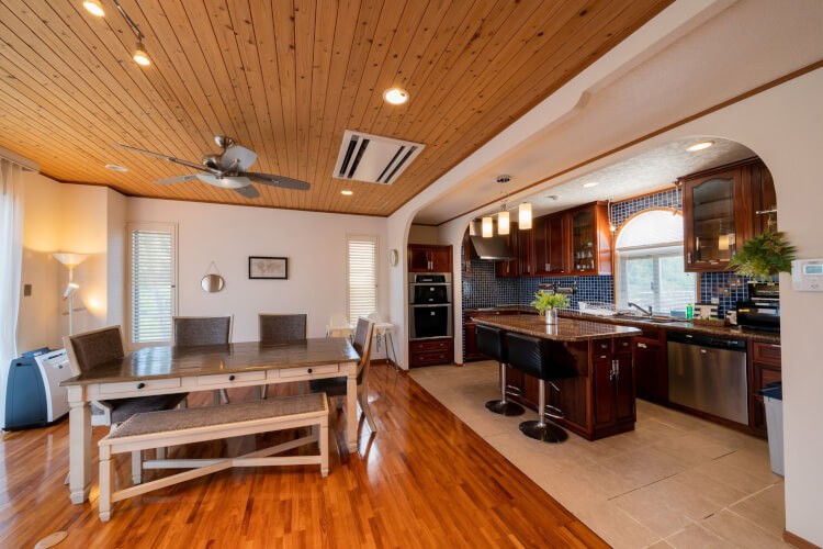 コテージ  ラナカイハウス沖縄｜沖縄県・本部・名護・国頭｜広々としたキッチンダイニングで、みんなでワイワイ料理も！