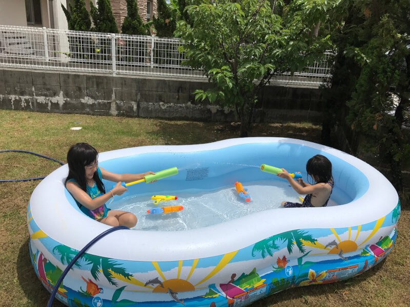 コテージ  アネラニハウス沖縄｜沖縄県・本部・名護・国頭｜お庭で子供たちは水遊び