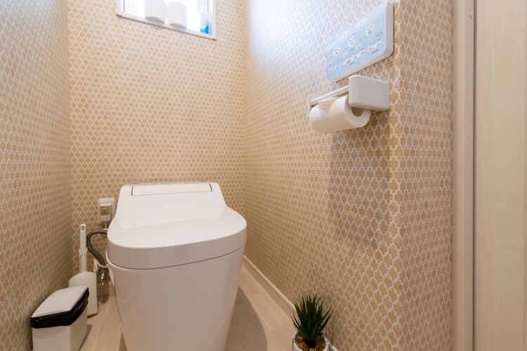 コテージ マカナレアリゾート沖縄｜沖縄県・沖縄市（コザ）・北谷・宜野湾｜トイレは1階から3階まで各階にございます。ご一緒に泊まる家族ごとに使用する階を分けていただくなど、快適にお過ごしいただけます。