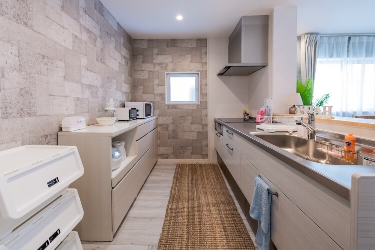 コテージ マカナレアリゾート沖縄｜沖縄県・沖縄市（コザ）・北谷・宜野湾｜広々として使いやすいキッチン。みんなで自炊も楽しい！