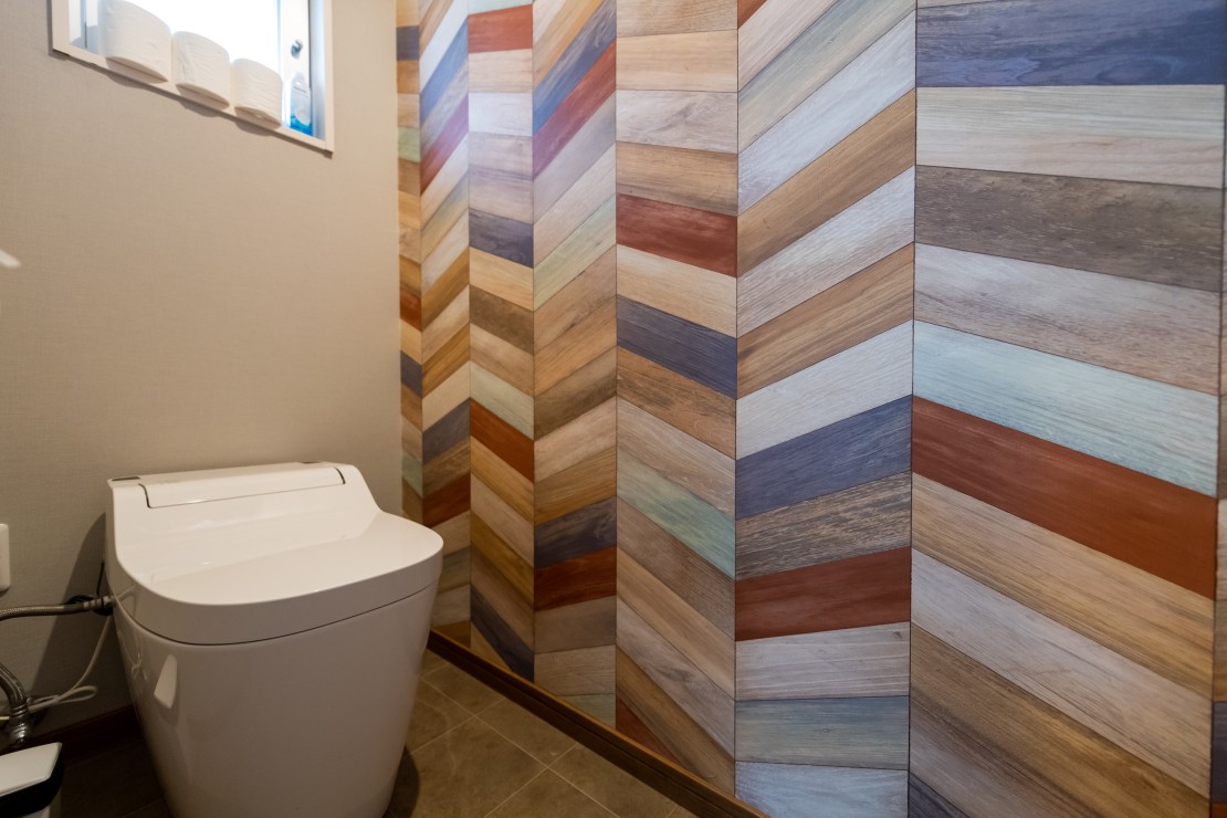 コテージ マカナレアビーチ沖縄｜沖縄県・沖縄市（コザ）・北谷・宜野湾｜トイレは1階から3階まで各階にございます。ご一緒に泊まる家族ごとに使用する階を分けていただくなど、快適にお過ごしいただけます。