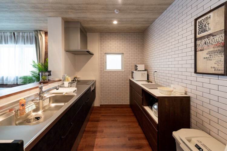 コテージ マカナレアビーチ沖縄｜沖縄県・沖縄市（コザ）・北谷・宜野湾｜広々として使いやすいキッチン。みんなで自炊も楽しい！