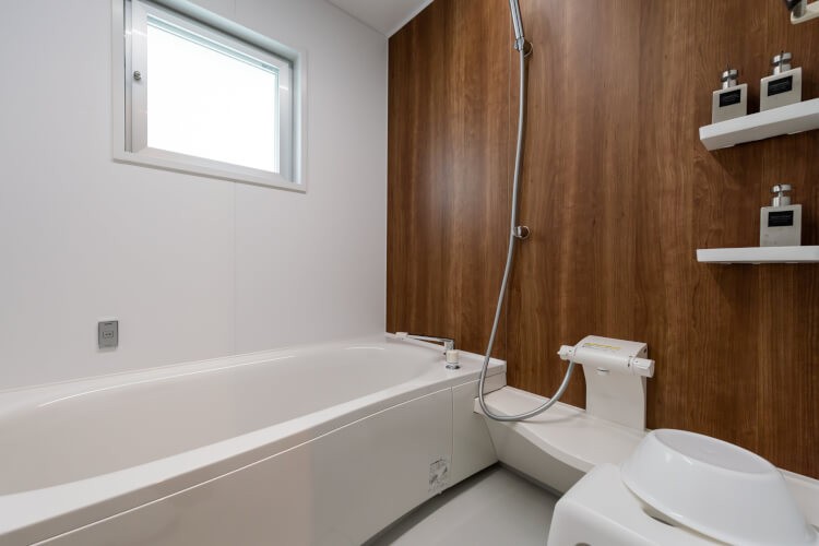 コテージ マカナレアビーチ沖縄｜沖縄県・沖縄市（コザ）・北谷・宜野湾｜バスルームは2階・3階に一つづつ。
大人数でもシャワーを浴びれて大変便利です！！