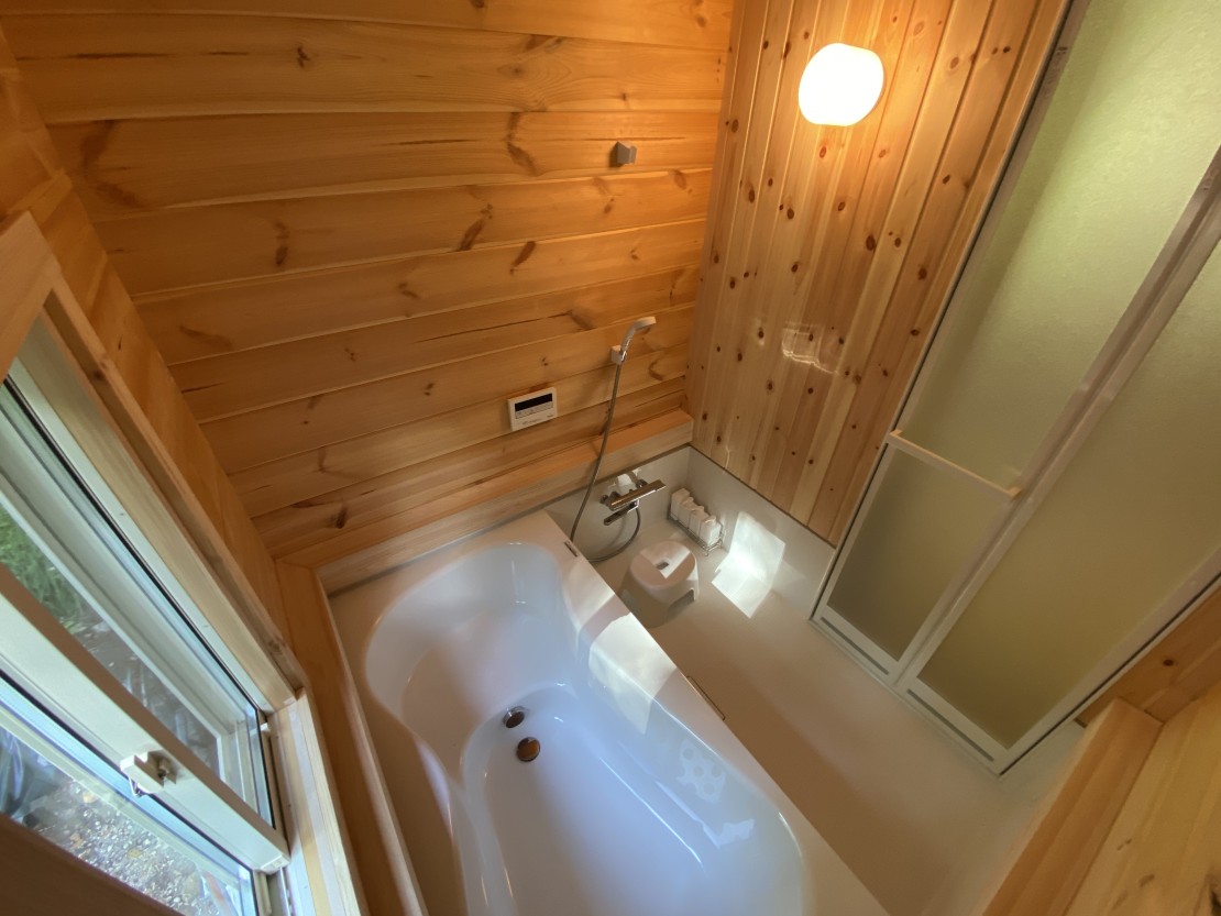 森のログハウスMOKKI｜群馬県・北軽井沢・嬬恋・万座｜ゆったりバスルーム