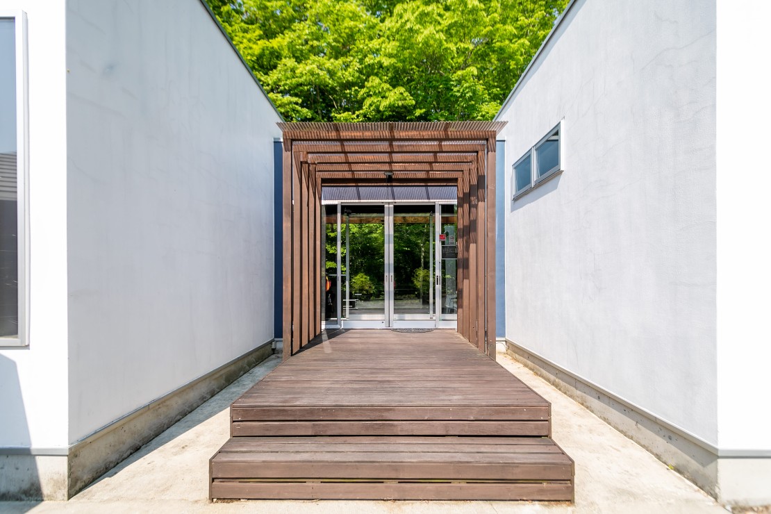 デュエットリゾートHana那須アメリカ｜栃木県・那須・板室｜車を横付けできるエントランス。